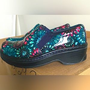 Size 7 multicolor klog nursing shoes. Gently used, very comfortable.
